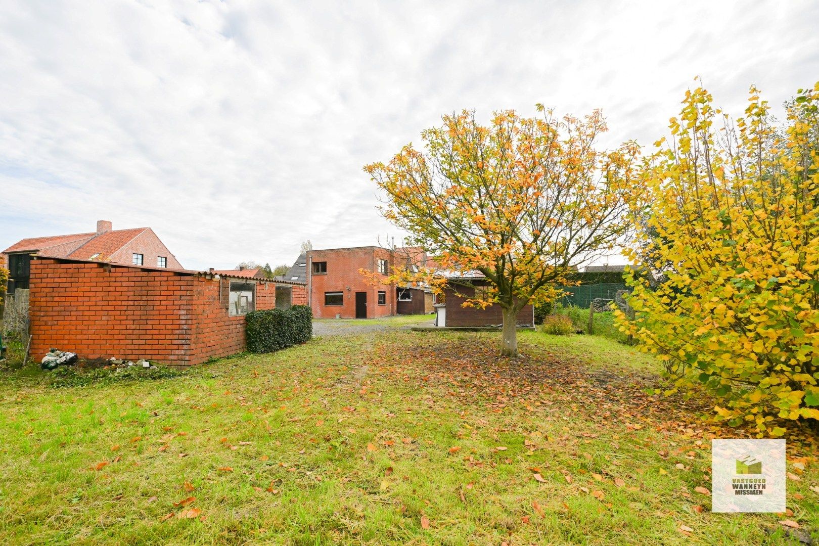 Bouwgrond met te slopen woning op 620m2 op centrale en rustige ligging te Ruddervoorde  foto {{pictureIndex}}