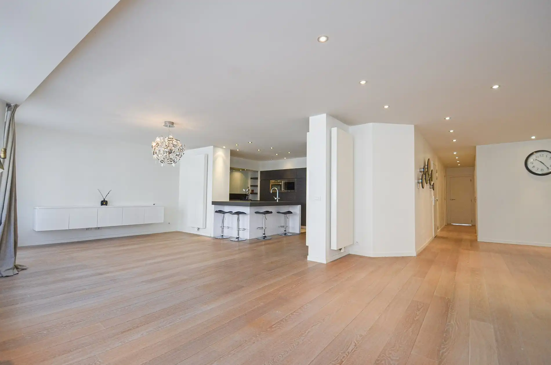 Topaanbieding – Uitzonderlijk ruim appartement gelegen in een stijlvolle residentie. foto 7