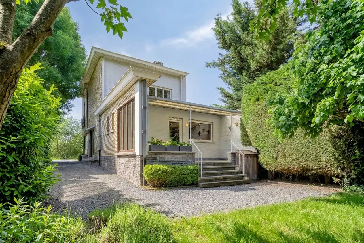 Halfopen woning met ruime garage en uitbreidingspotentieel foto 3