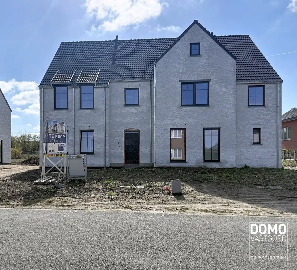 ENERGIEZUINIGE HALFOPENBEBOUWING MET 3 SLAAPKAMERS TE KERMT foto {{pictureIndex}}