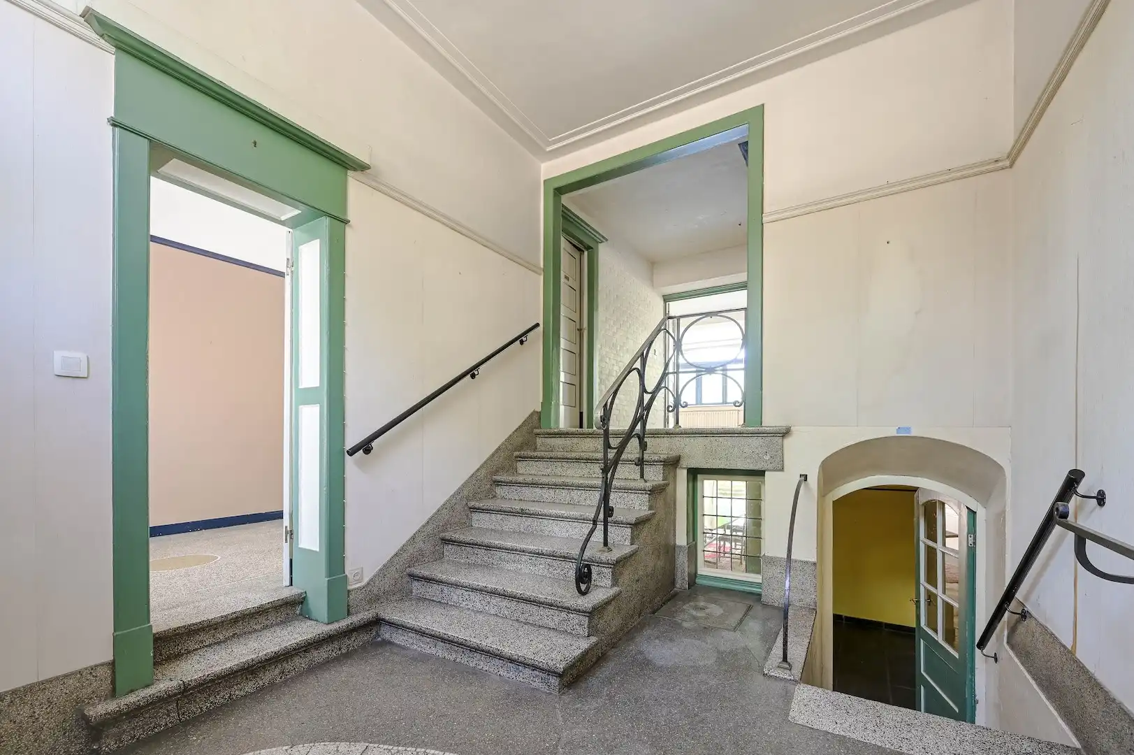 architecturale parel met zonnige stadstuin nabij de Ezelpoort foto 5