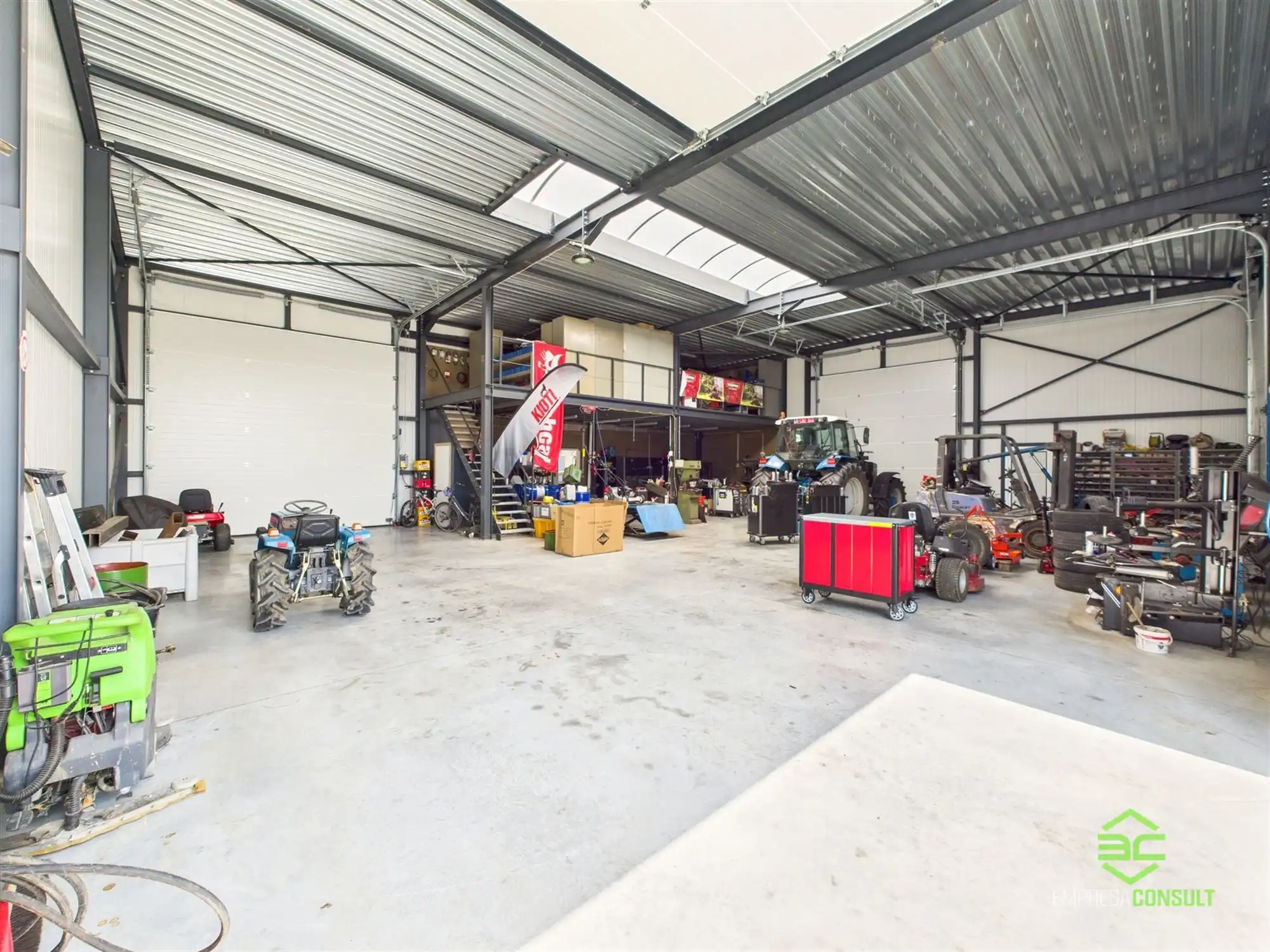 Instapklare werkplaats van 355m² met toonzaal en conciërgewoning! foto 7