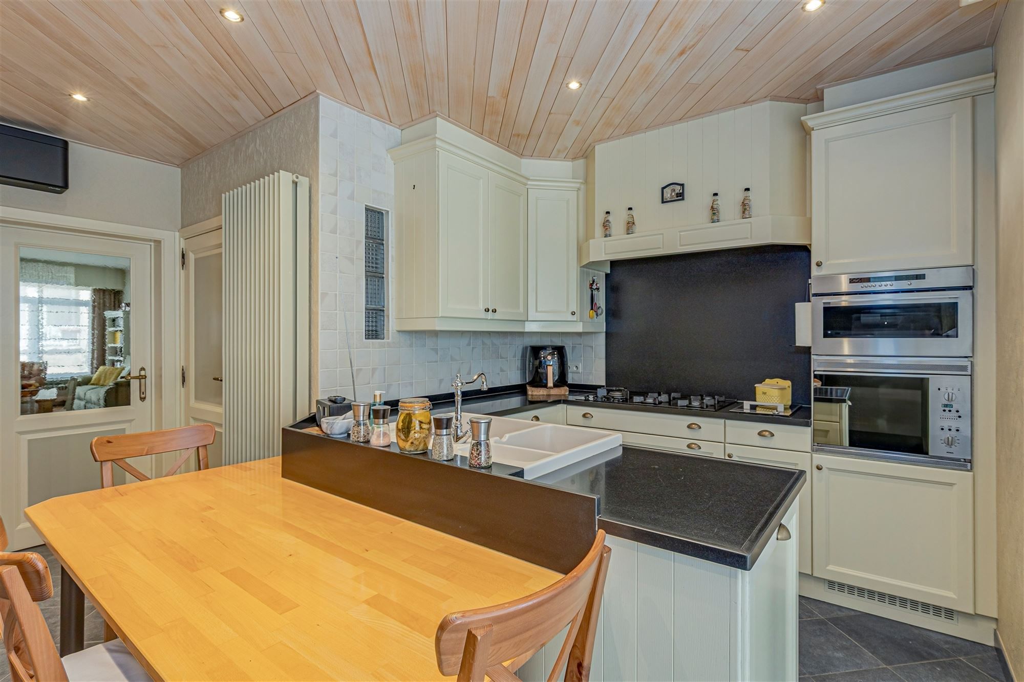 Ruime instapklare woning met grote garage/magazijn foto 6