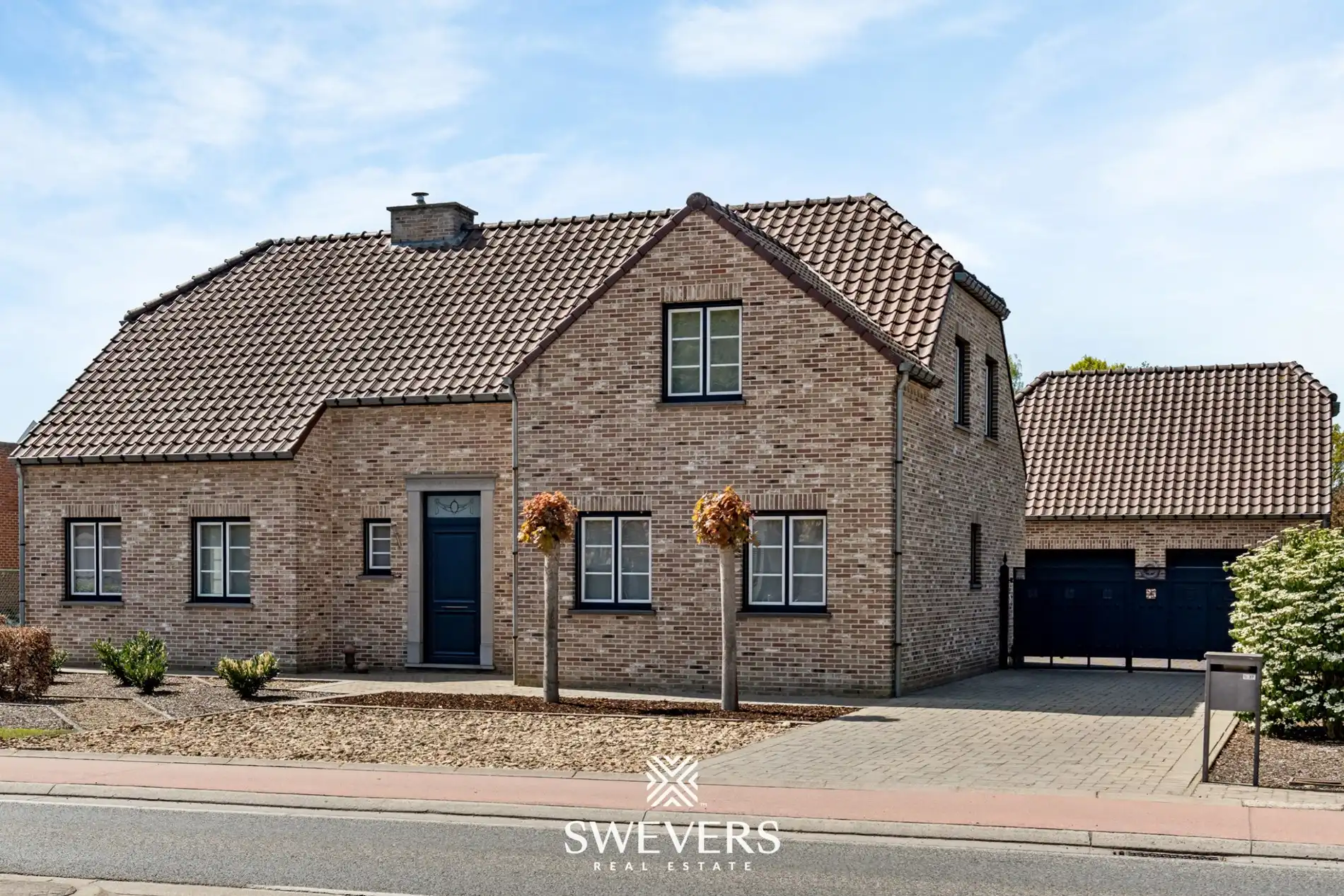 Open bebouwing met 4 slaapkamers, dubbele garage en tuin – mogelijkheid tot gelijkvloers wonen foto {{pictureIndex}}