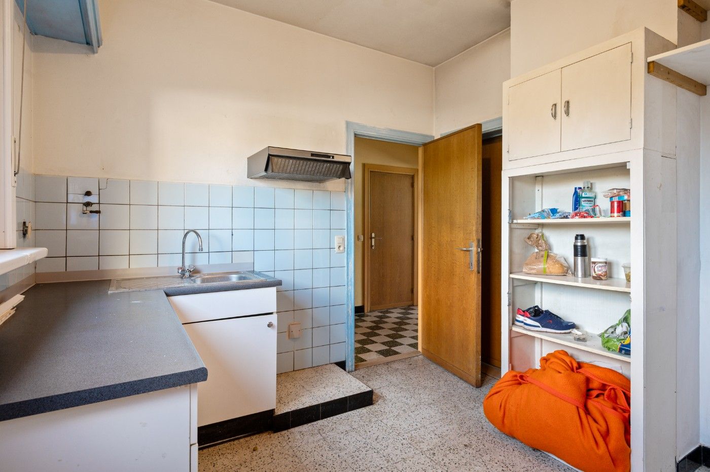 Te renoveren opbrengsteigendom met 3 app. en 3 garageboxen foto 9