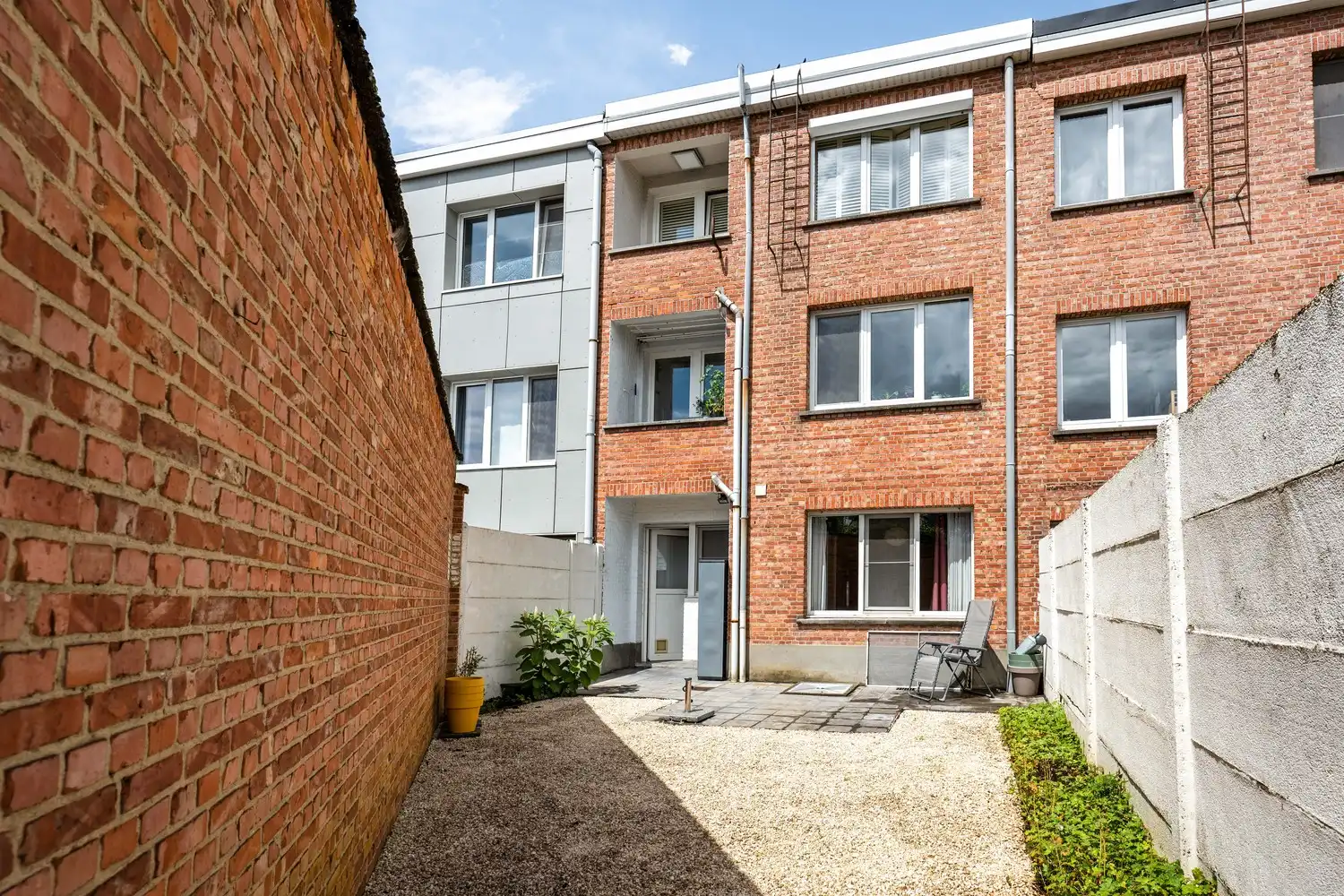 Instapklaar gelijkvloers appartement met zonnige tuin foto 17