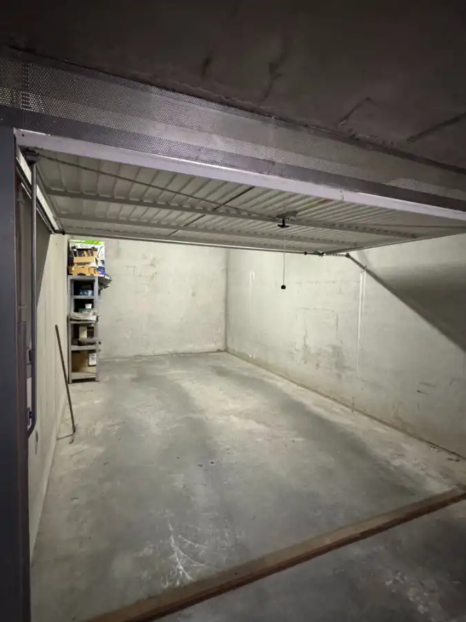 Uitzonderlijk ruime garagebox nabij centrum De Haan foto {{pictureIndex}}