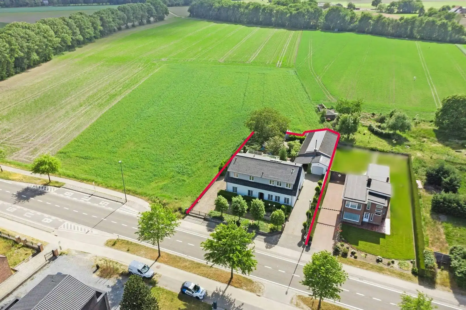 Riante woning te koop met veel potentieel voor diverse invullingen foto {{pictureIndex}}