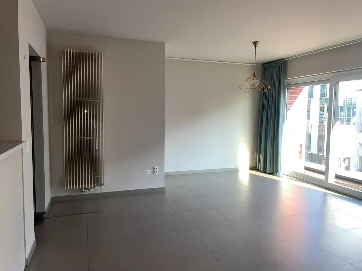 Instapklaar twee slaapkamer APP + terras, bergruimte & garage foto 11