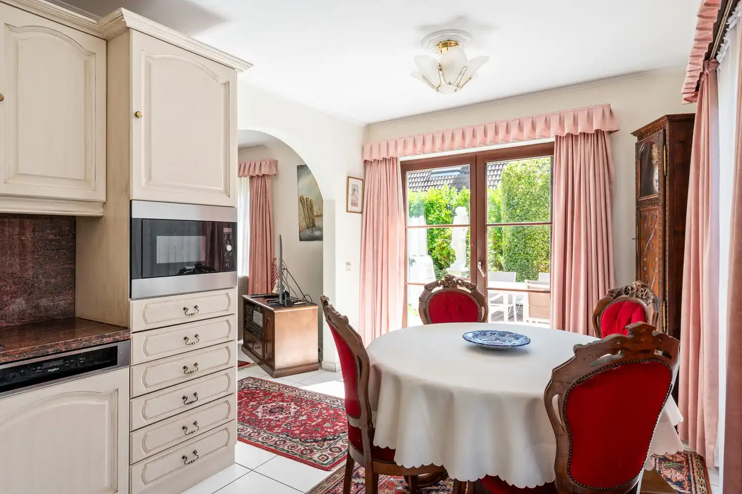 Ruime gezinswoning met 3 slaapkamers, veranda, garage en zonnige tuin foto 6