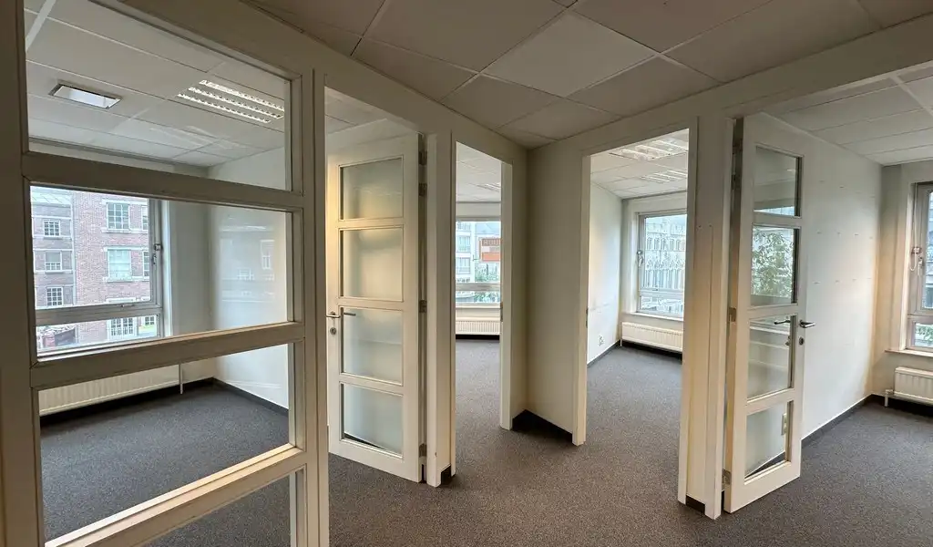 Ingedeeld en lichtrijk kantoor te huur in hartje Gent foto 9