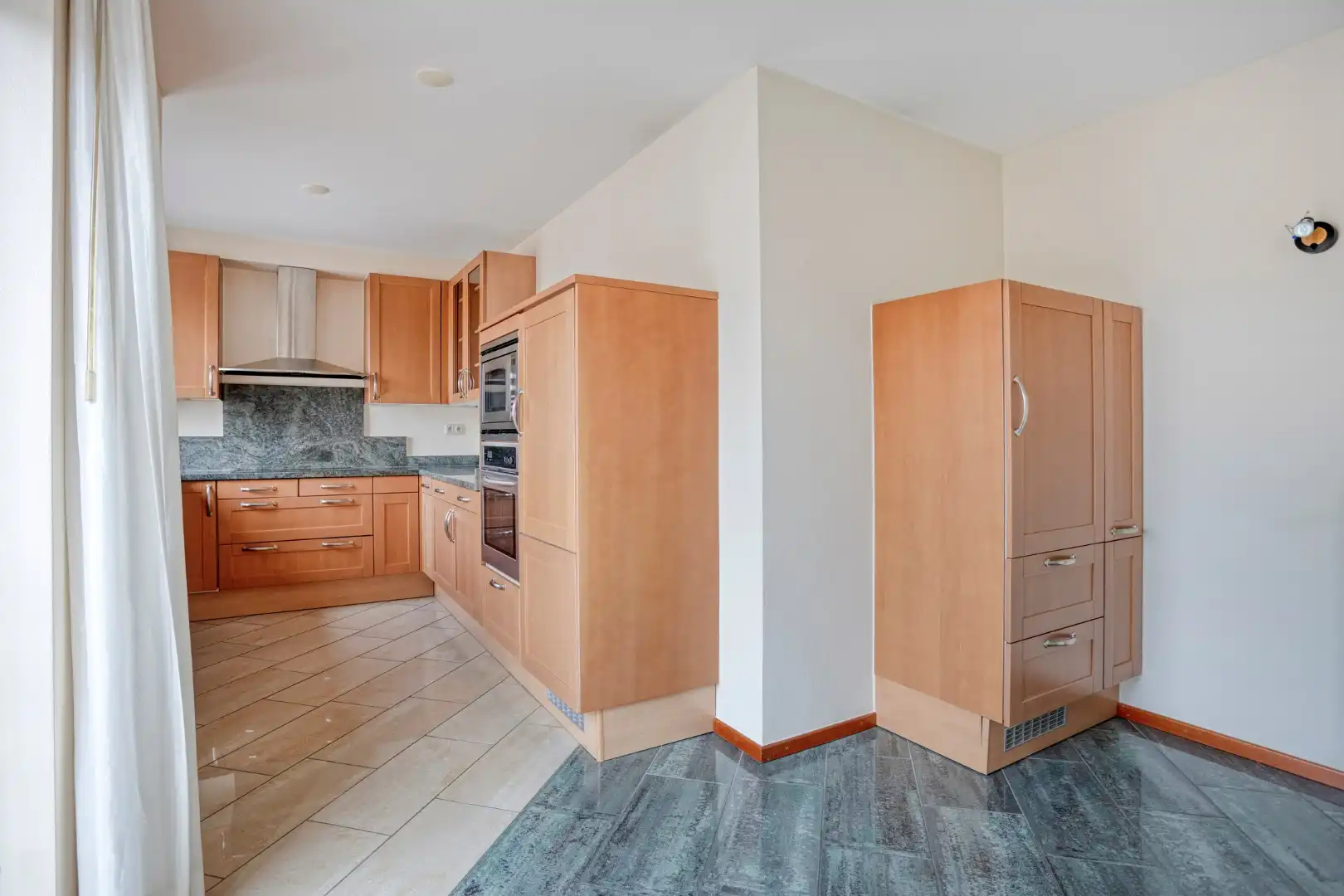 APPARTEMENT VAN 175m² MET 2 SLAAPKAMERS, 2 TERRASSEN en GESLOTEN GARAGE IN LANAKEN CENTRUM !  foto 12