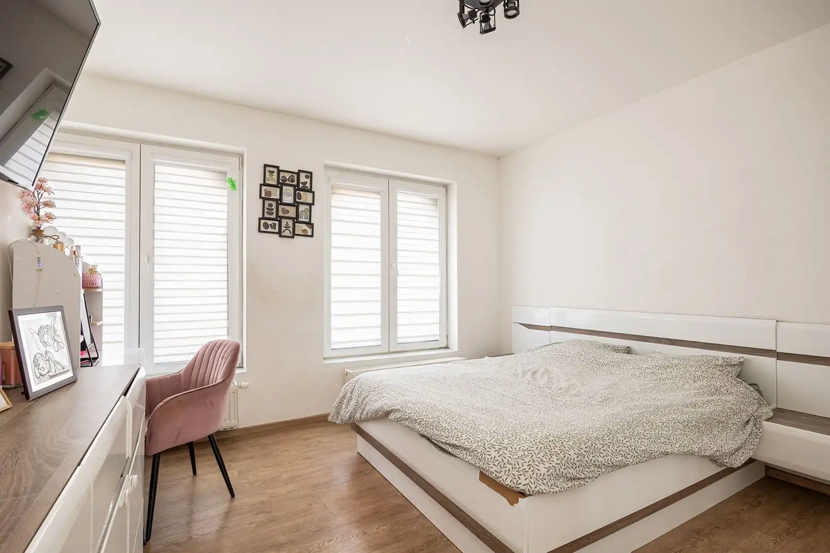 Tussen twee parken: licht appartement met tuin en garage foto 13