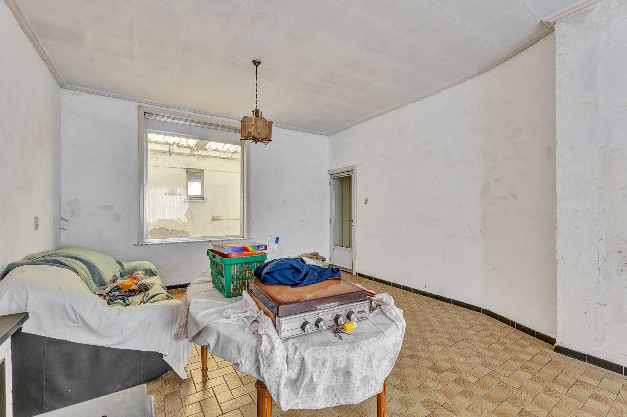 Te renoveren woning met garage en tuin foto 5