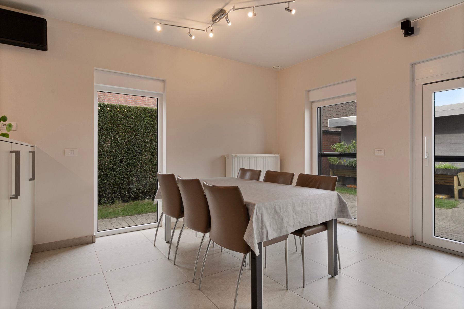 Recente instapklare woning met 4 slaapkamers ! foto 7