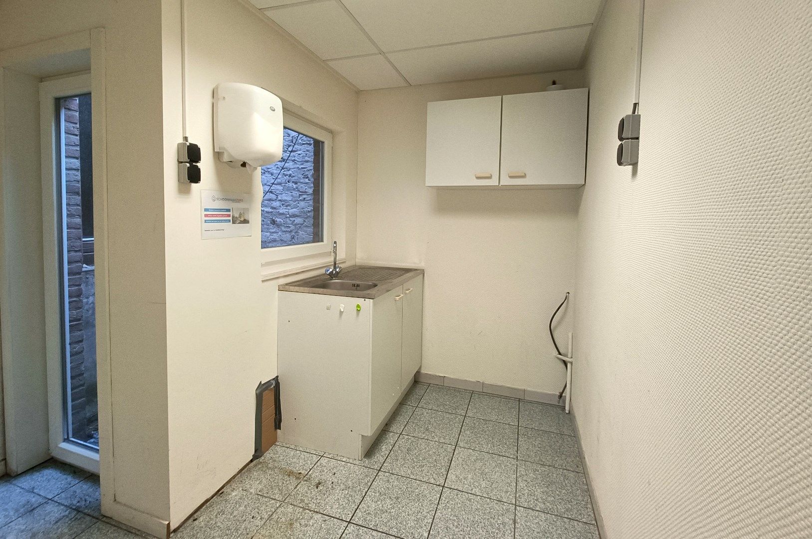 OPVALLEND GELEGEN WINKELRUIMTE foto 8
