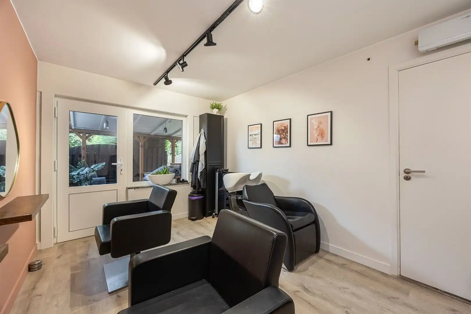 Hedendaags 2-slaapkamerappartement met tuin, garage en praktijkruimte  foto 21