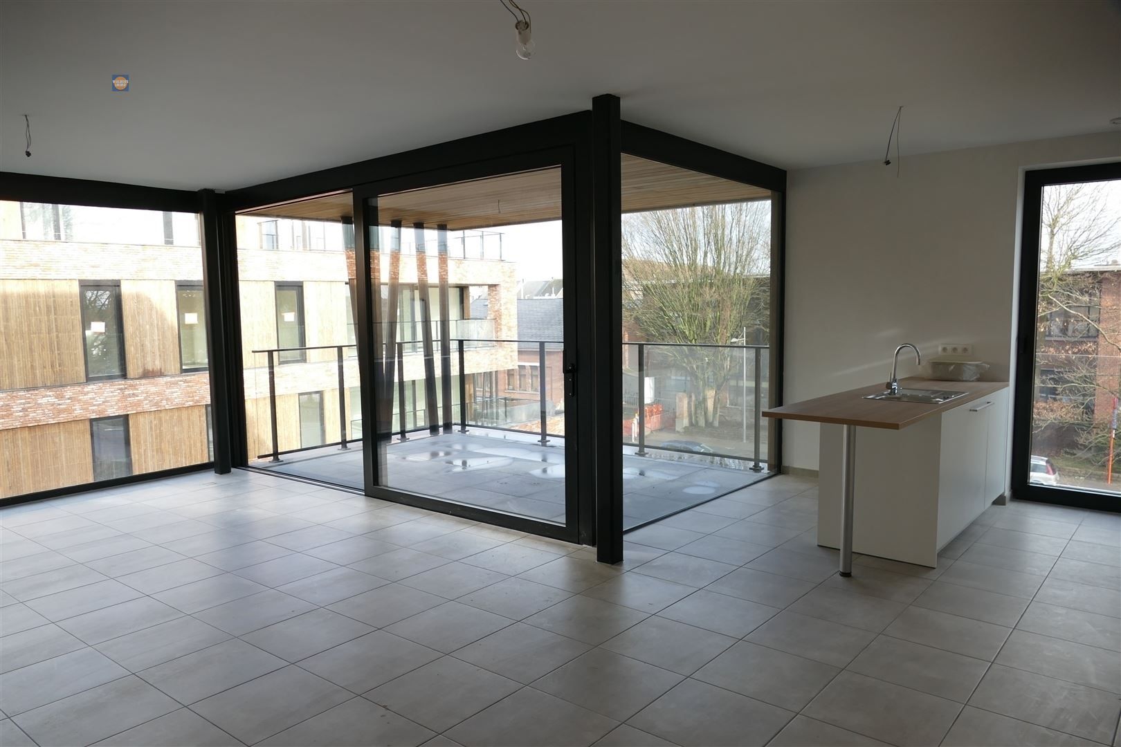 Lichtrijk appartement met terras en autostaanplaats op centrale ligging foto 3