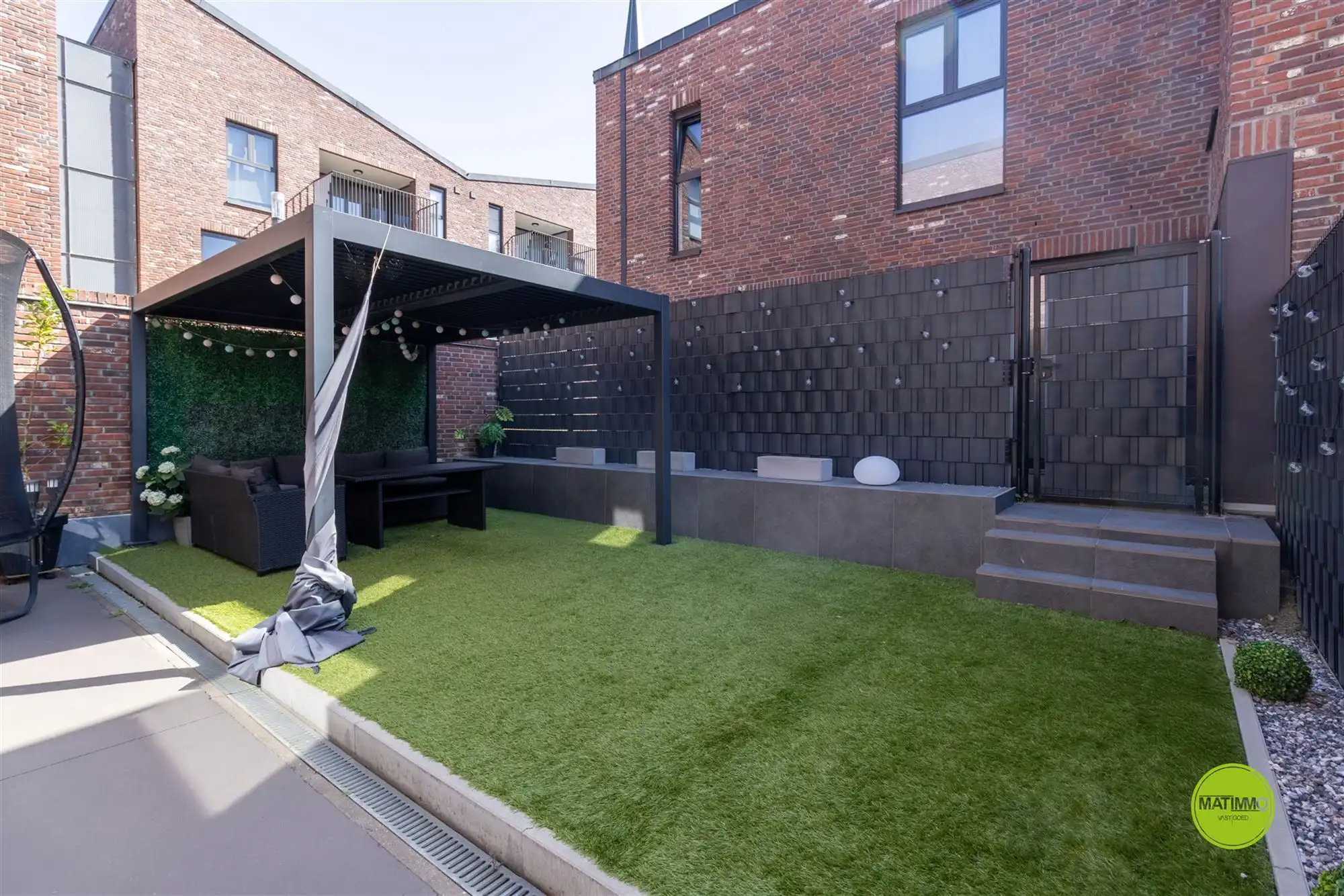 Modern wonen met zonnige tuin en private parkeerplaats foto 2