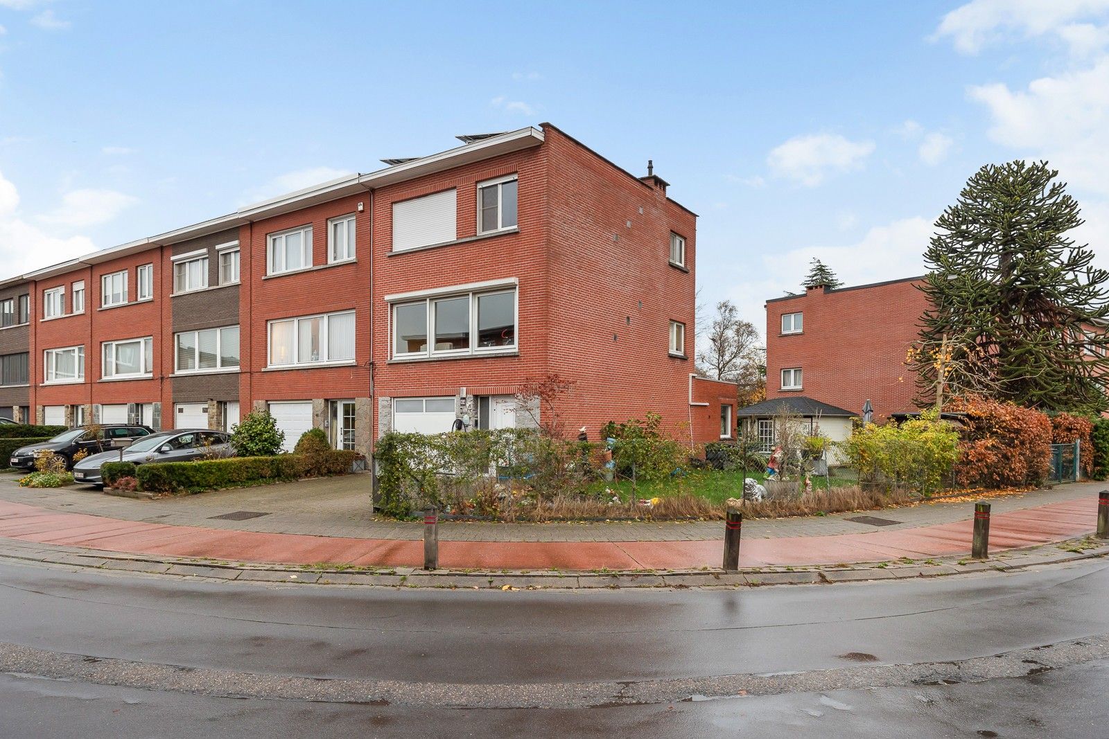 Complete hoekwoning met praktijkruimte/kantoor en 2 aparte opritten of te gebruiken als zorgwoning. foto {{pictureIndex}}