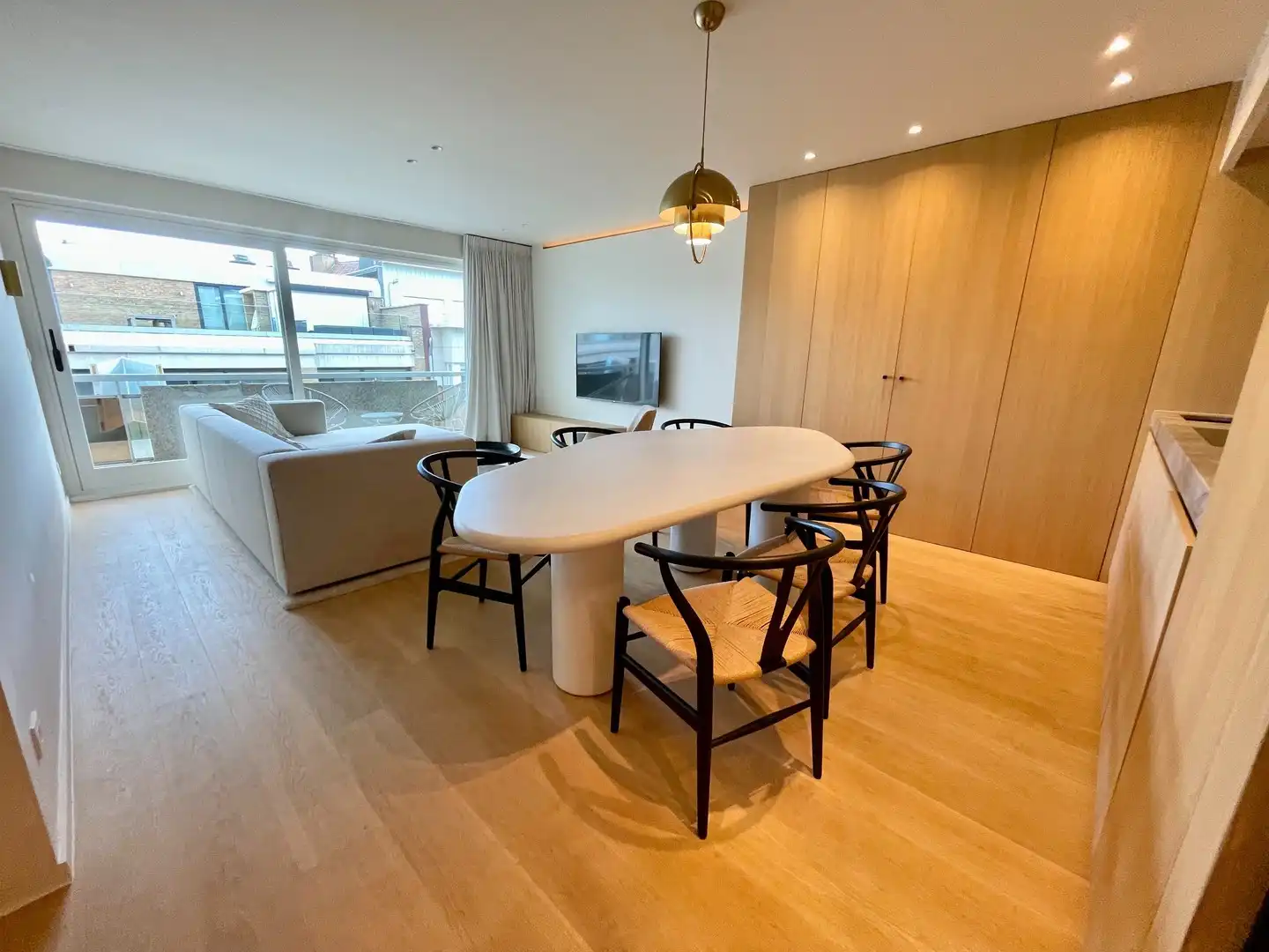 Prachtig afgewerkt, gemeubeld twee slaapkamer appartement heel goed gelegen op de Kustlaan. foto 6