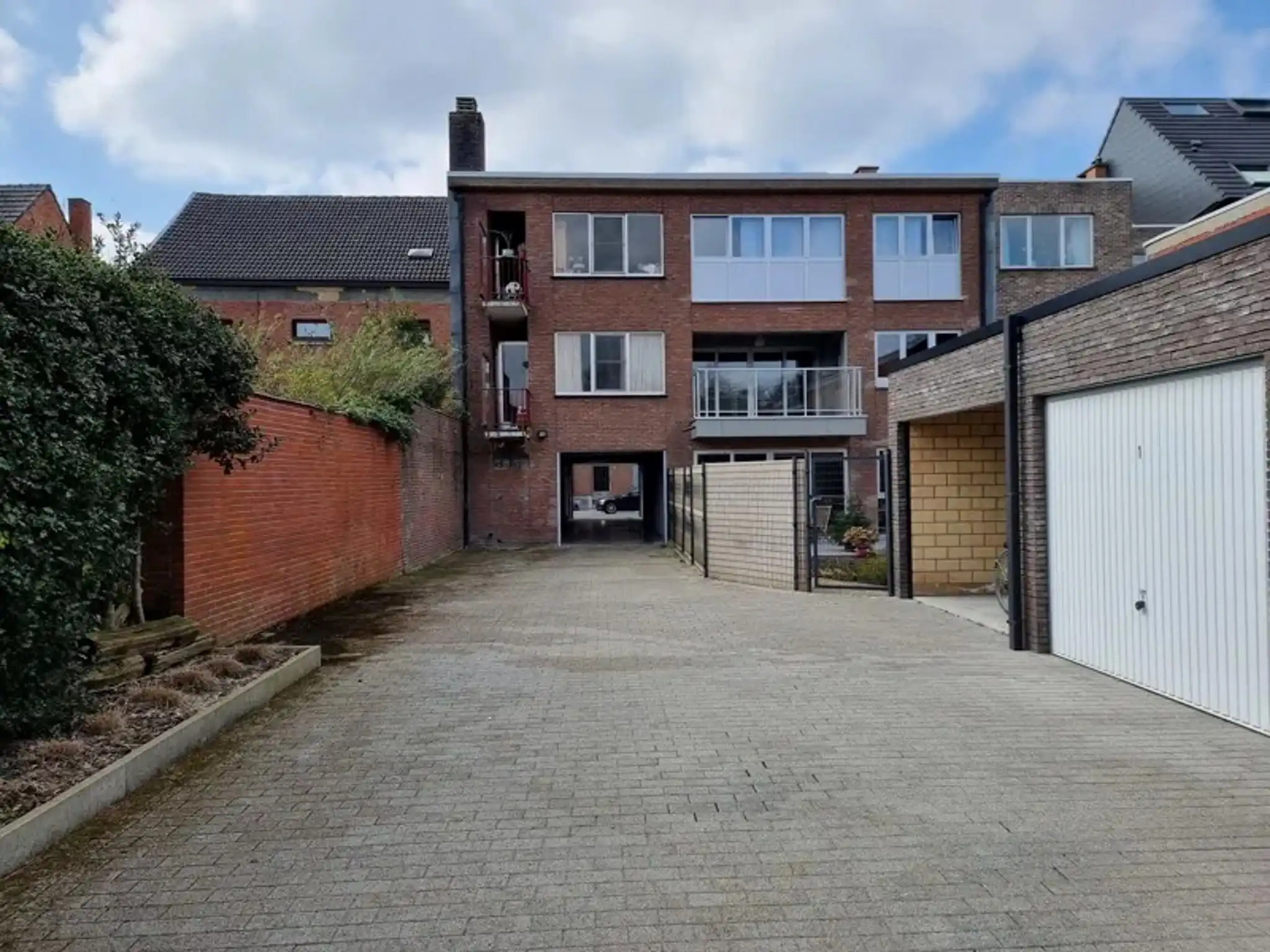 Afgesloten garagebox op privéterrein foto 2