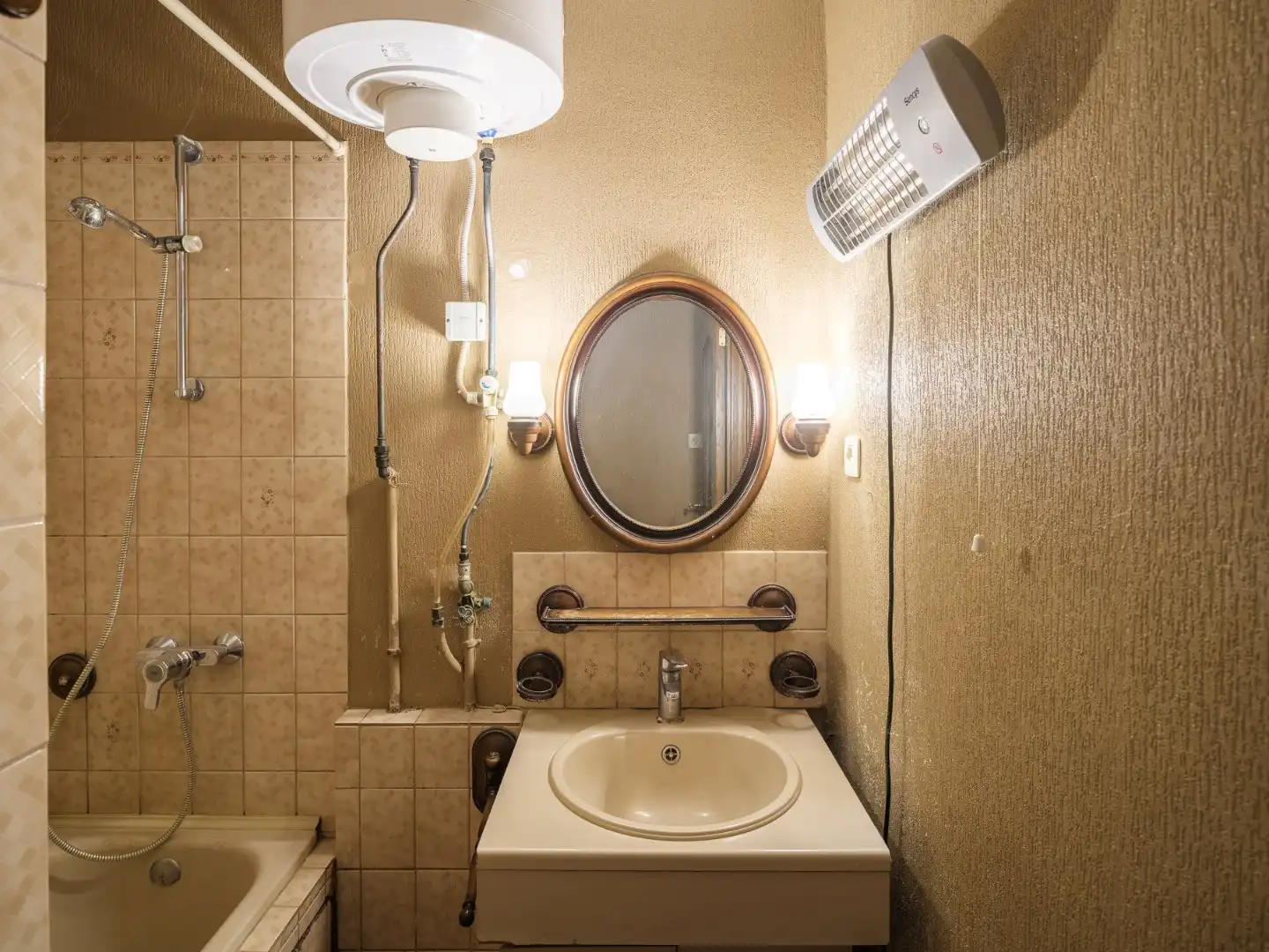 Te renoveren gezinswoning met vier slaapkamers en tuin in Wondelgem foto 14