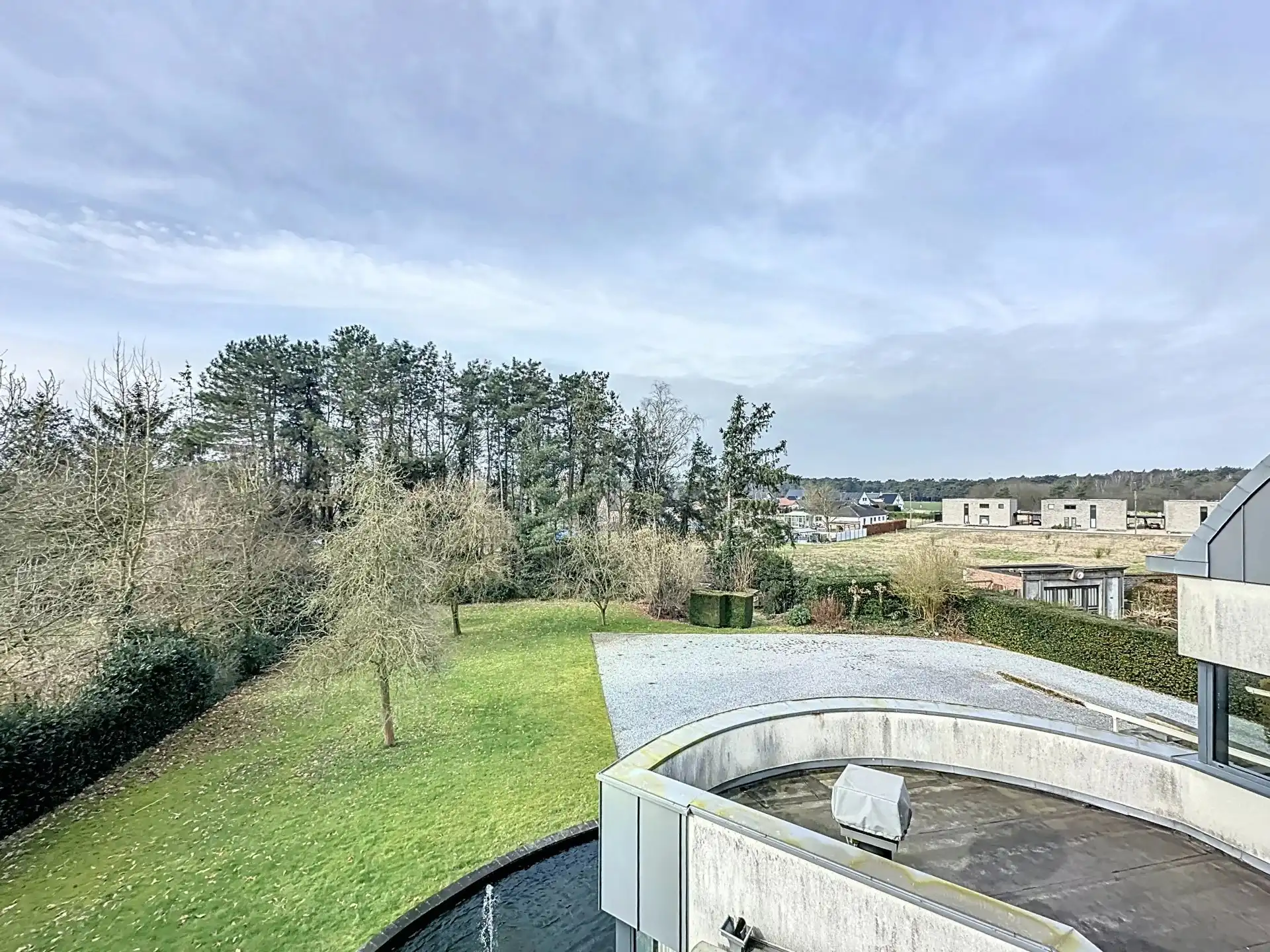 Unieke moderne woning met een dubbele bestemming op een perceel van 29a24ca. foto 31