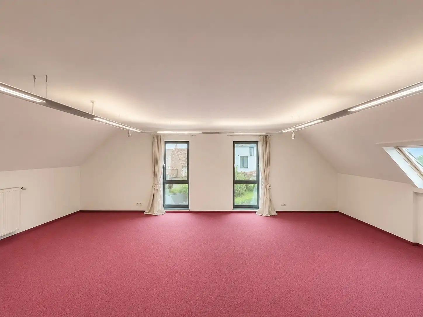 Ruim (430m²), multifunctioneel pand (bewoning, kantoor, praktijk, horeca, ...)  op ZICHTLOCATIE langs invalsweg Roeselare (vlakbij de ring R32). foto 15