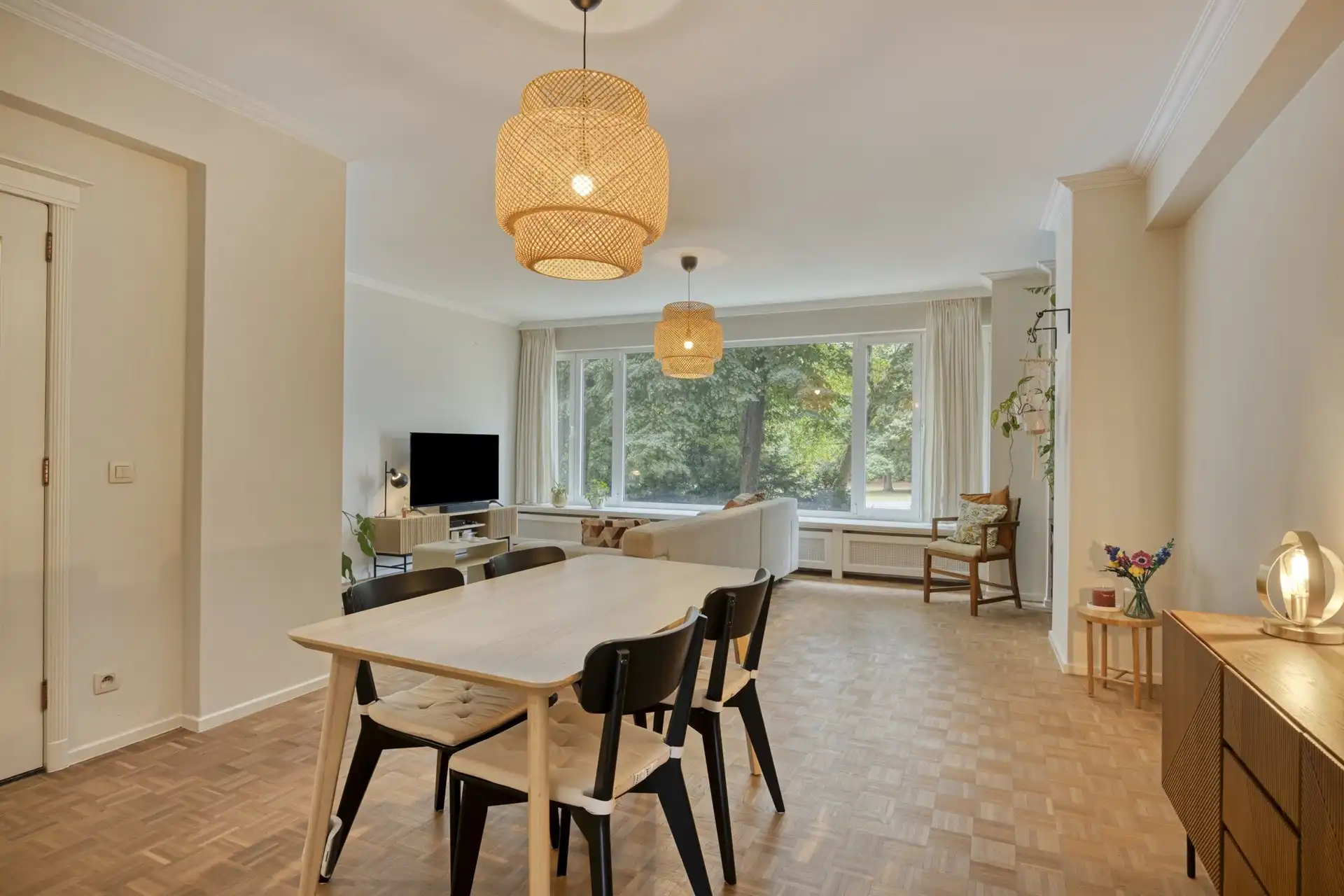 Appartement te koop met 2 slaapkamers en terras in Berchem!  foto 4