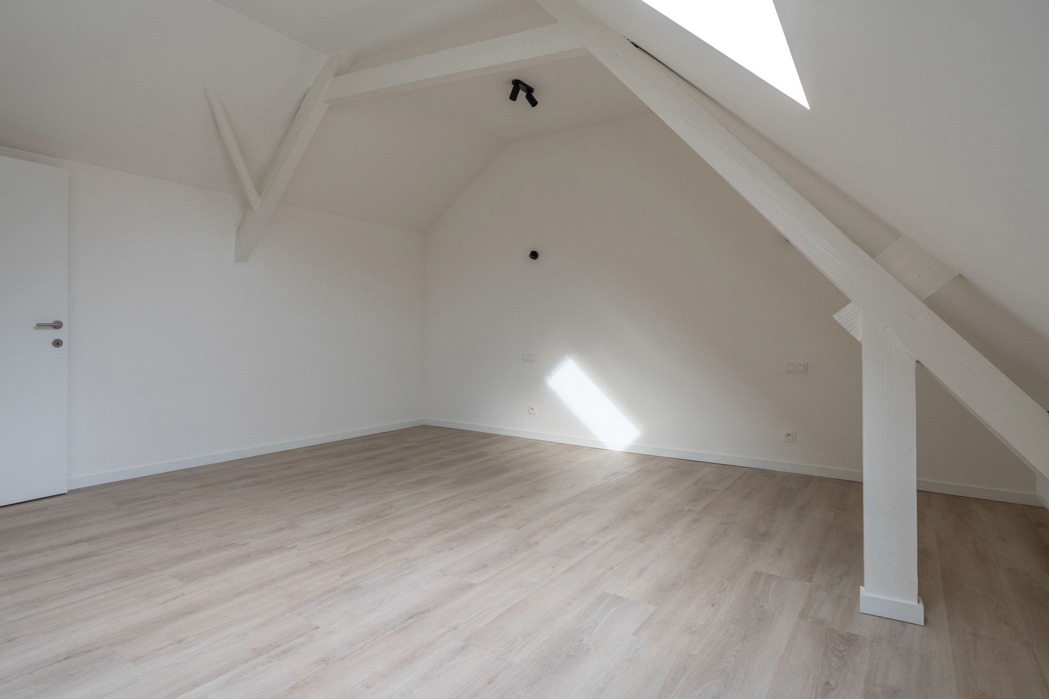 Gerenoveerde woning met 4 slaapkamers op 375m² te Arendonk. foto 31