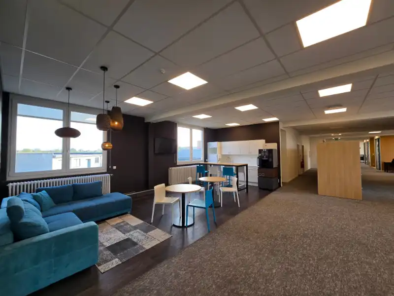 Industriële site met kantoorruimte te huur foto 8