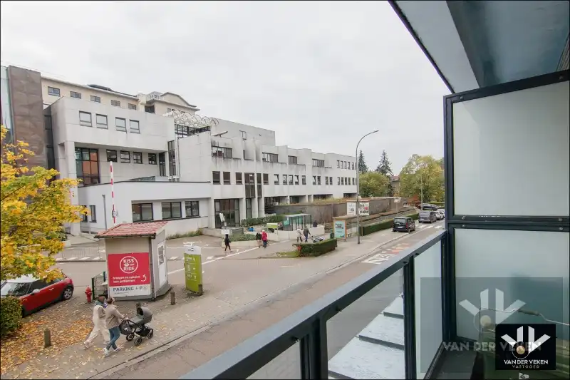 Op te frissen, lichtrijk appartement op toplocatie in bruisend Hasselt foto 11