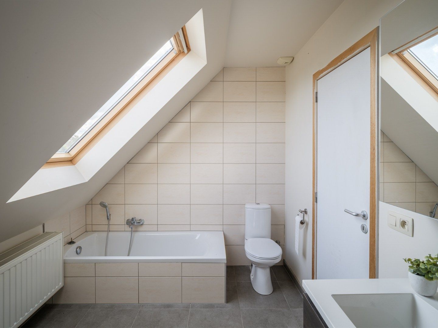 Licht en ruim appartement met terras in hartje Astene foto 9