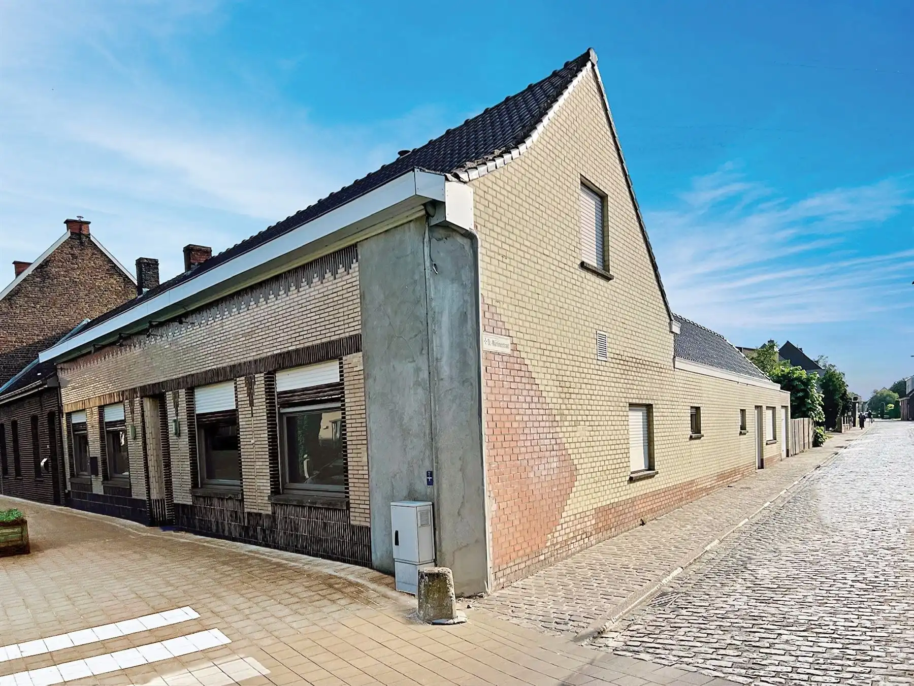 Veelzijdig en ruim commercieel pand met woonst foto 15