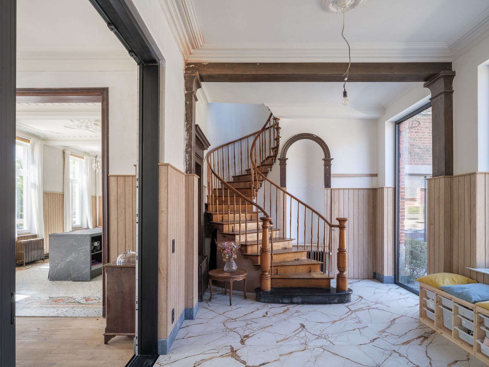 Karaktervolle woning met prachtige tuin in centrum Ronse! foto 4