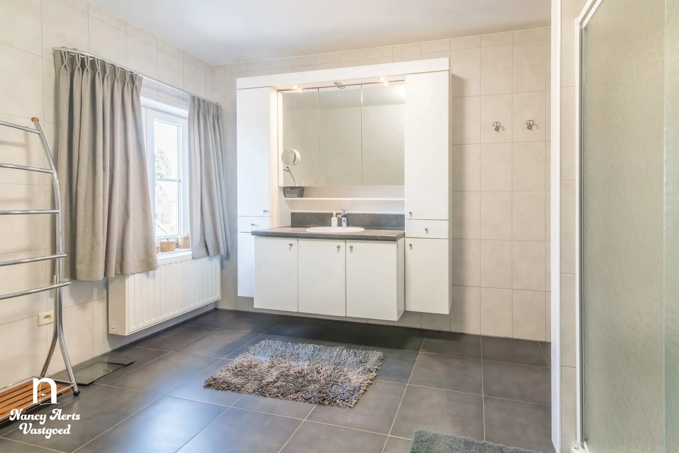 Instapklare woning met goed draaiende kapperszaak aan huis foto 30