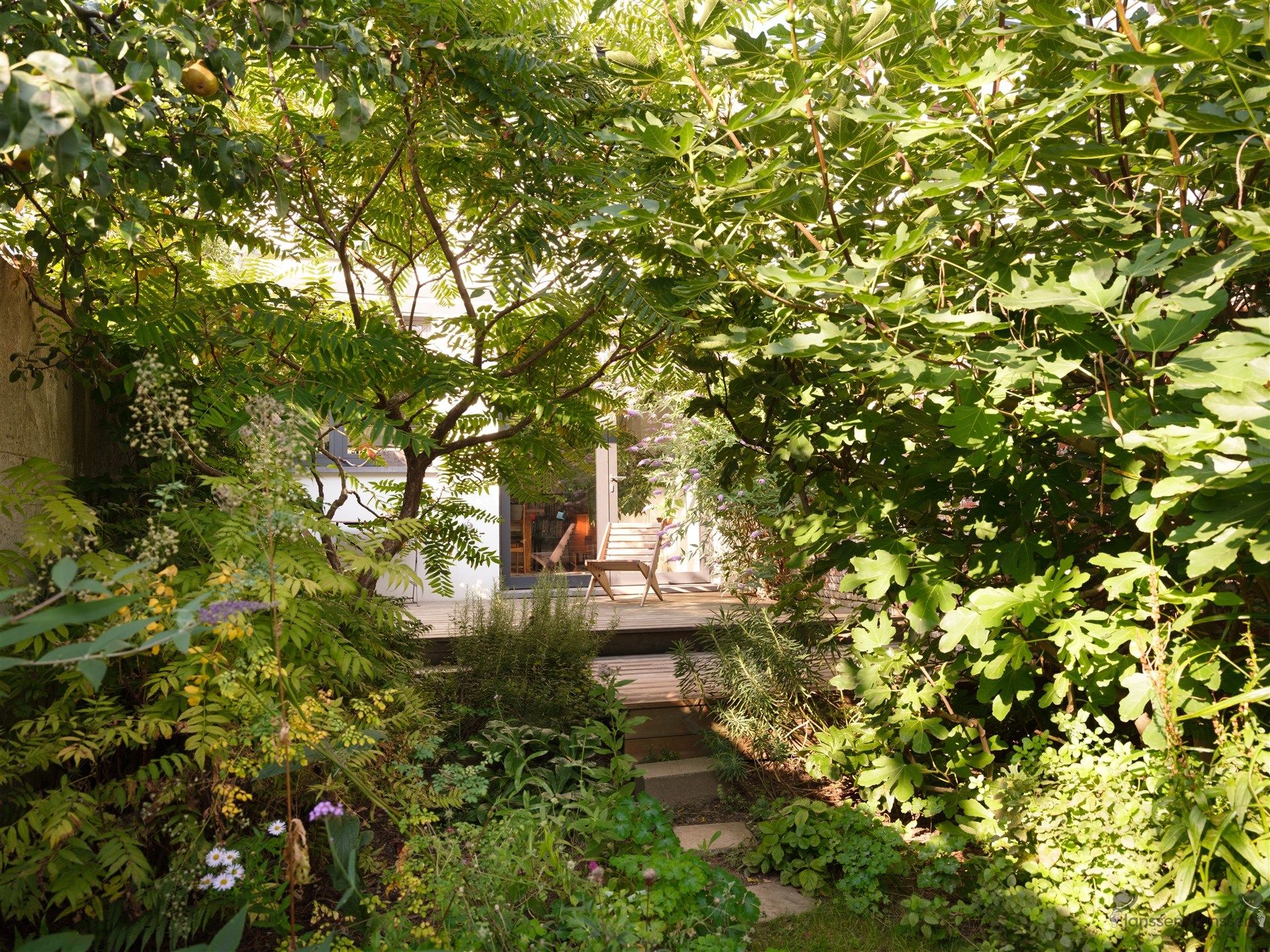Charmant gerenoveerde woning met zonnige groene tuin foto 20