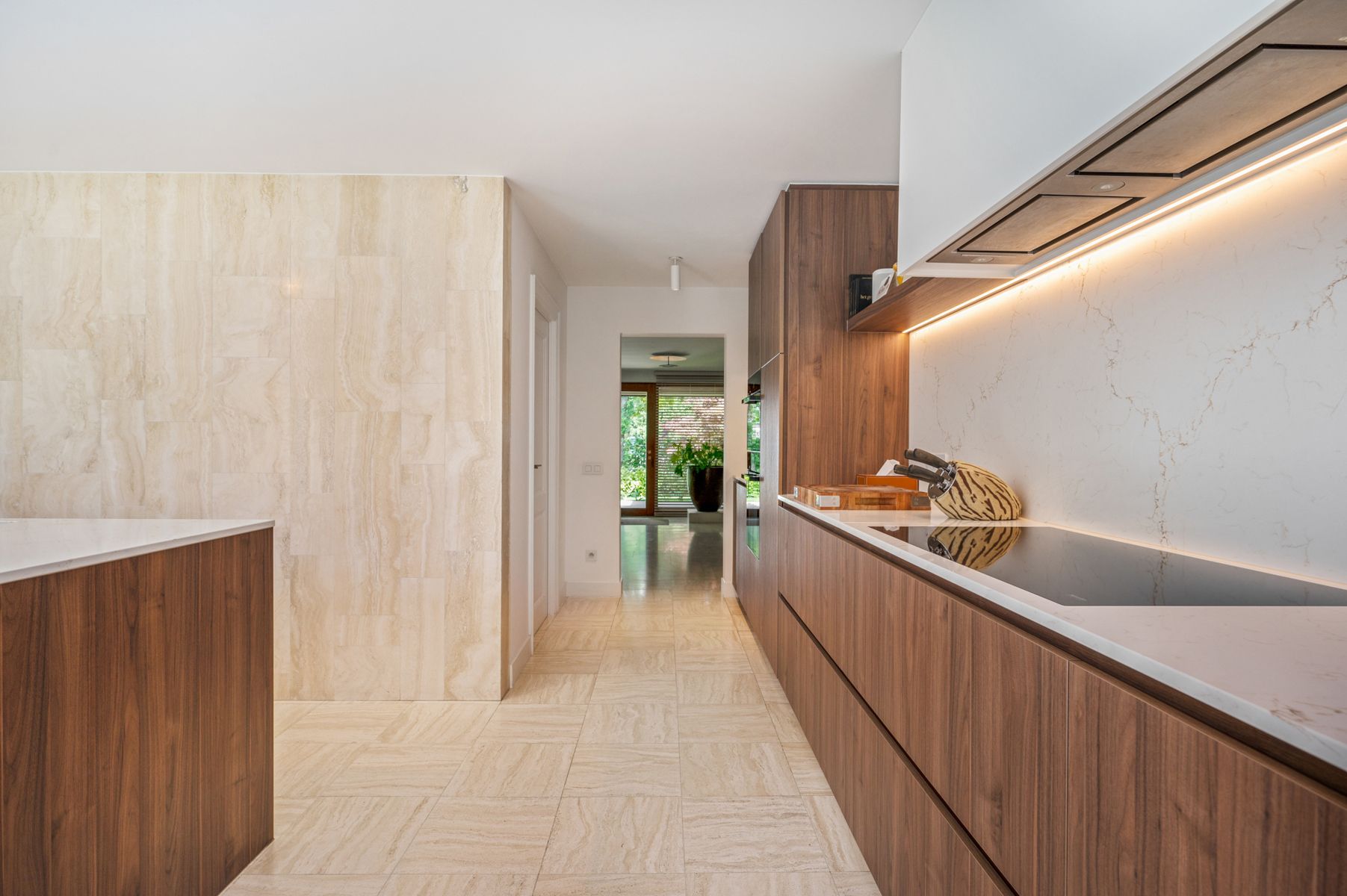Residentiëel gelegen gelijkvloerse villa op ca. 3.008 m². foto 12