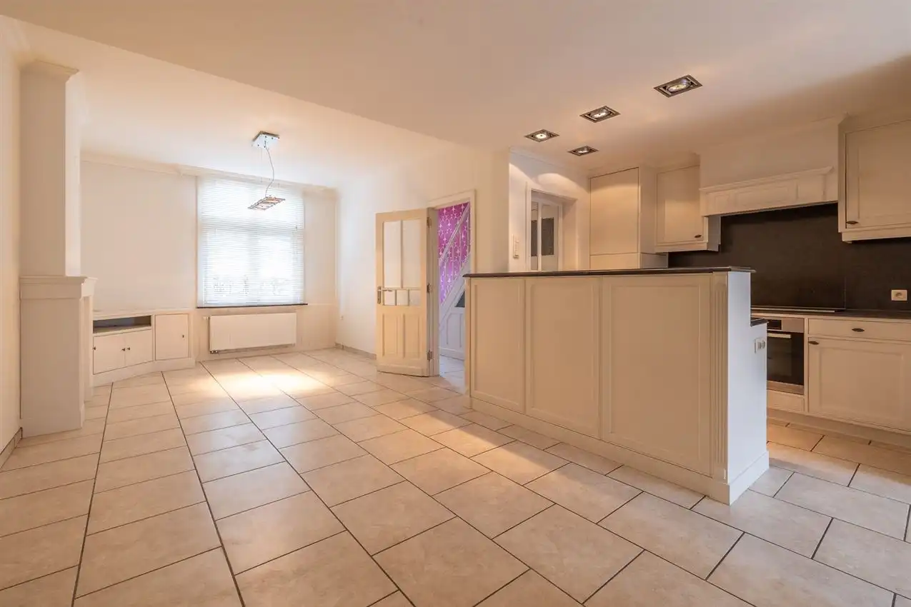 Stadswoning met drie slpk en tuintje op gunstige locatie foto 4