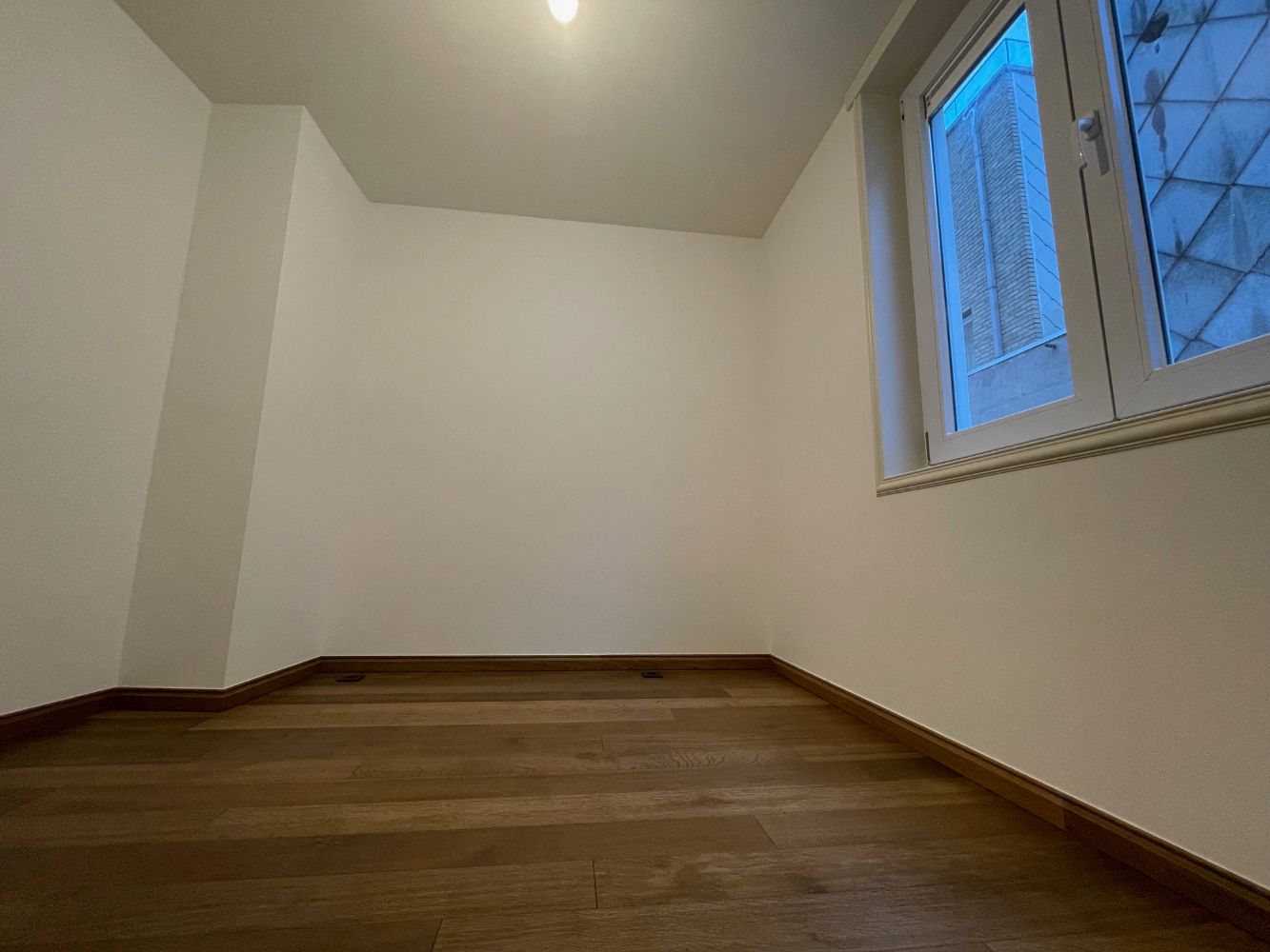 Heel mooi gerenoveerd appartement met twee slaapkamers. Tijdens de renovatie is veel aandacht besteed aan het behouden en versterken van de authentieke stijl van het gebouw. foto 16