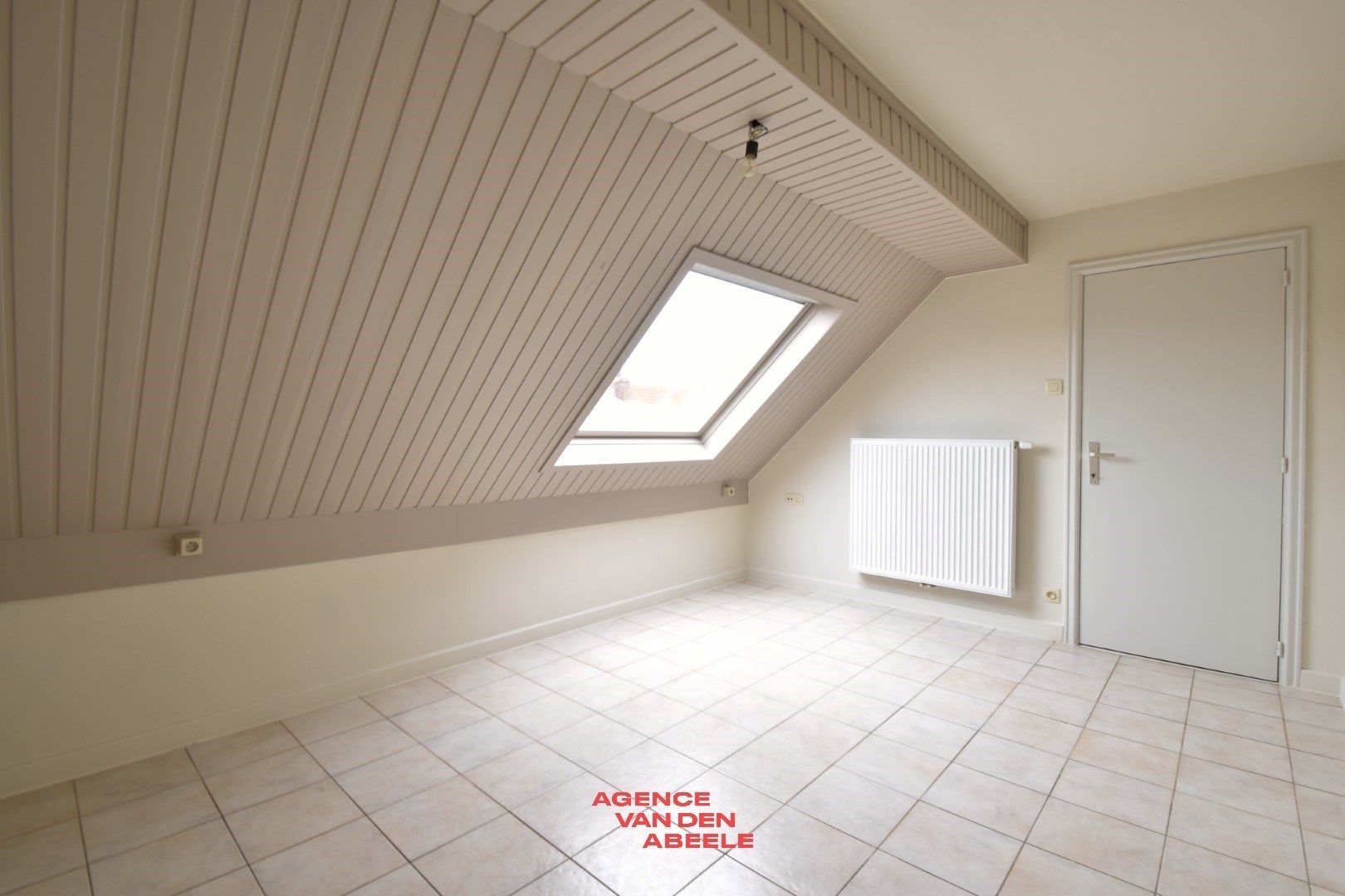 Gerenoveerde woning met garage en terras foto 10