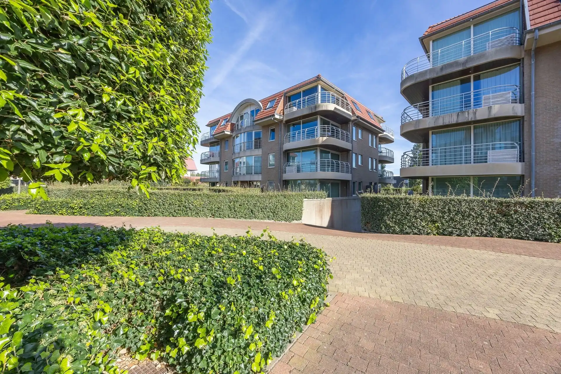 Zonnig 2 slpk hoekappartement met zuidgericht terras, garagebox, kelder en staanplaats foto {{pictureIndex}}