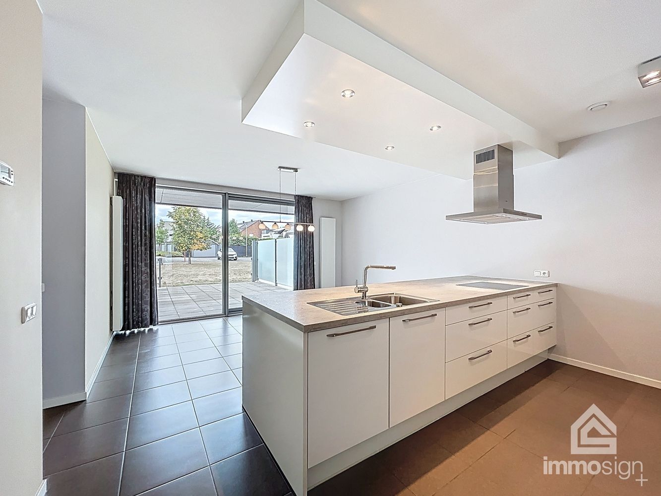 Ruim en instapklaar gelijkvloers appartement (118 m²) in hartje Bree met ruim terras (53 m²), grote kelderberging en extra brede staanplaats foto {{pictureIndex}}