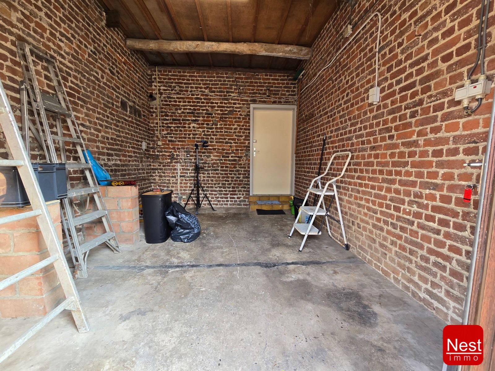 Te renoveren woning met groot potentieel foto 17