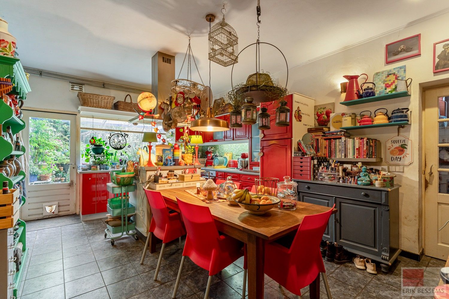 Unieke gesloten bebouwing met veel potentieel, deze ruime woning biedt een indrukwekkende woonoppervlakte van 306 m² foto 13