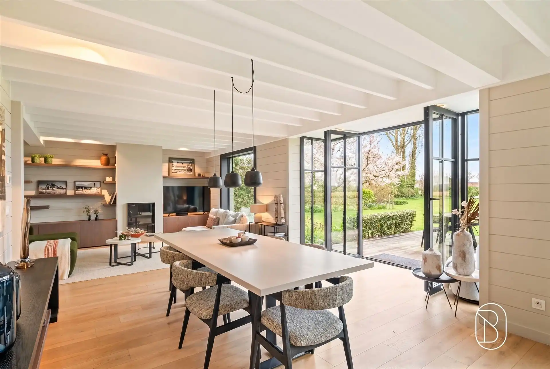 Toffe villa met bijgebouw en tuin met prachtig zicht foto 9