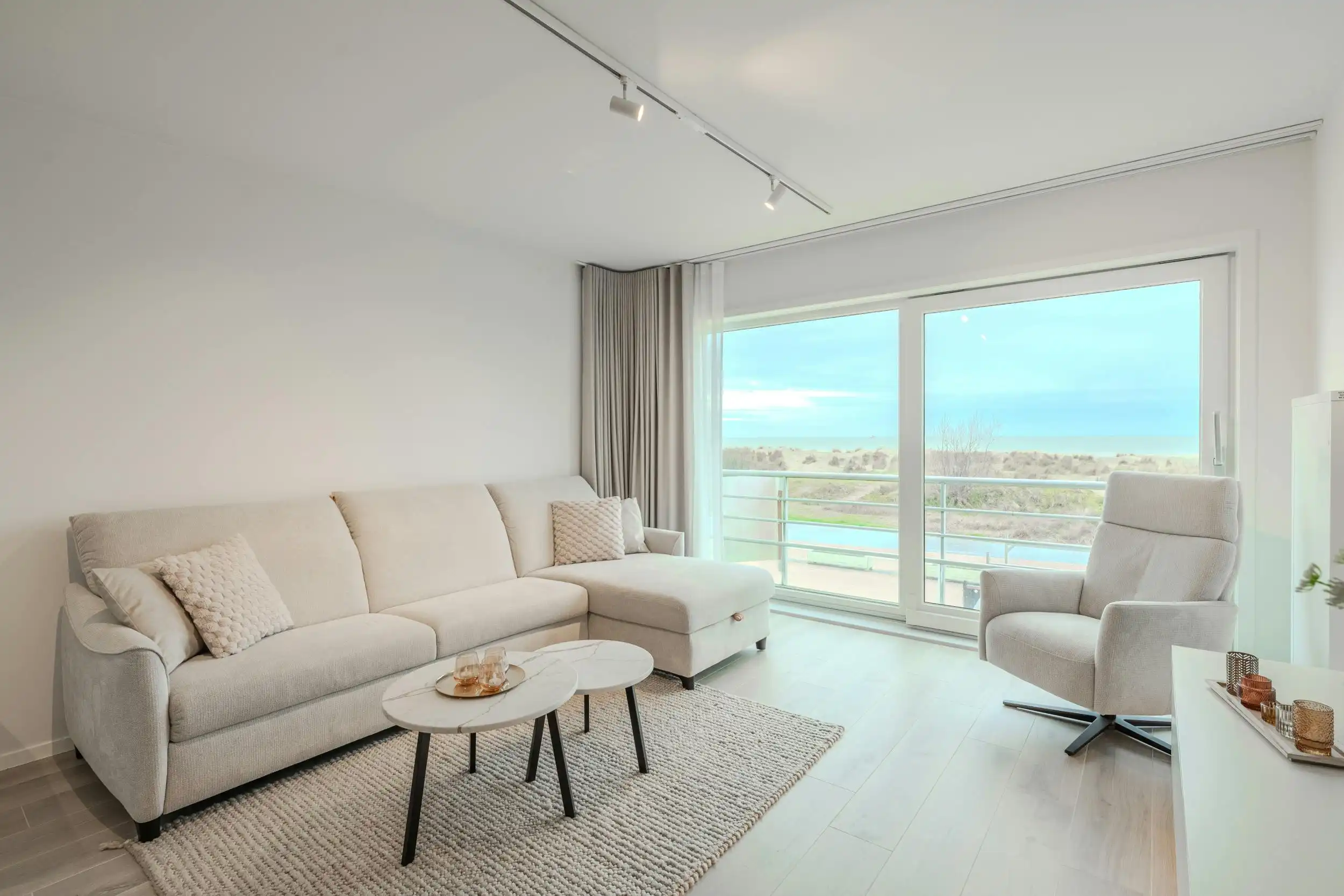 Prachtig gerenoveerd appartement met frontaal zeezicht! foto {{pictureIndex}}