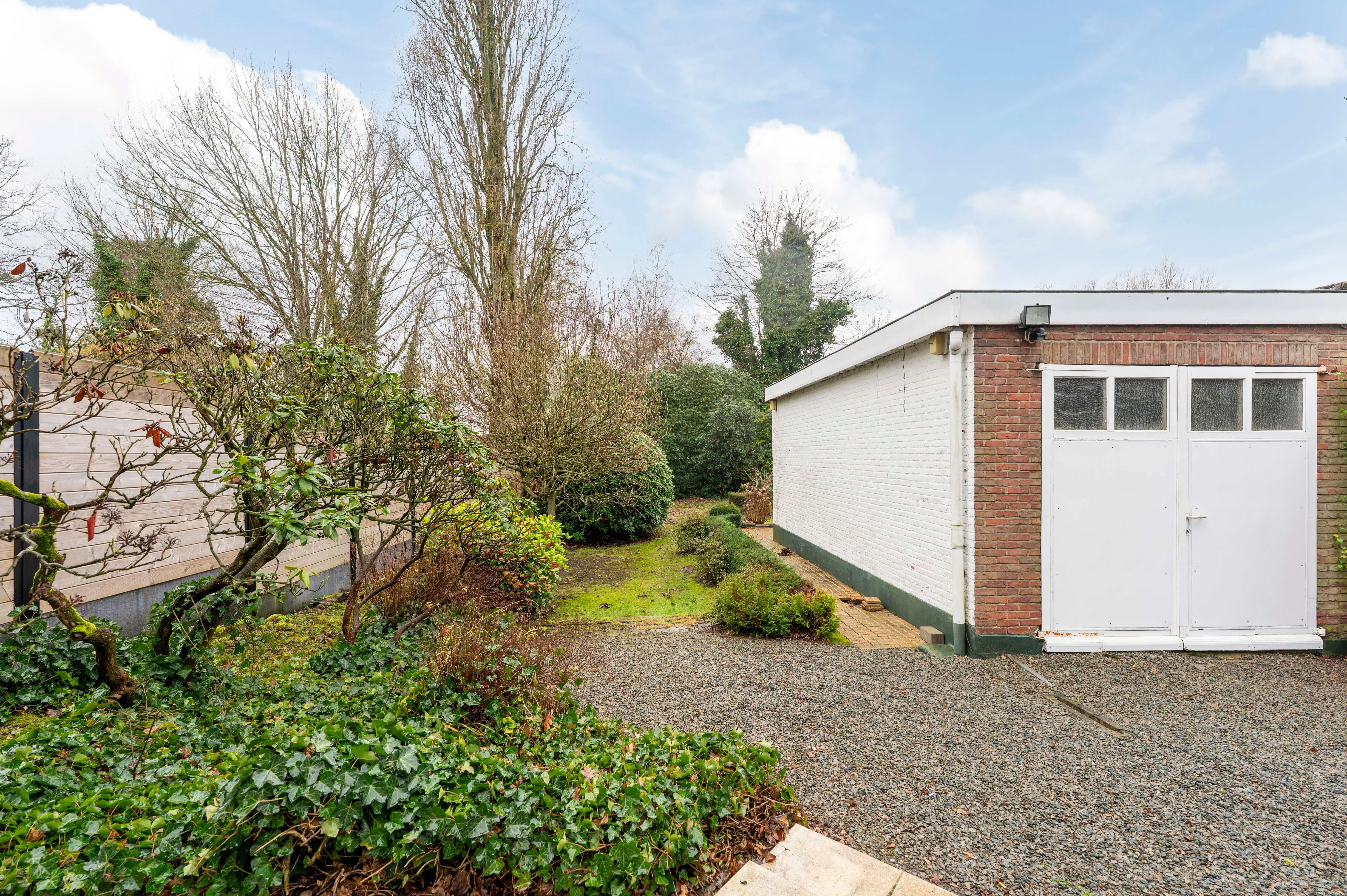 Halfopen bebouwing met veel potentieel, zonnige tuin en garage in Kapellen! foto 11