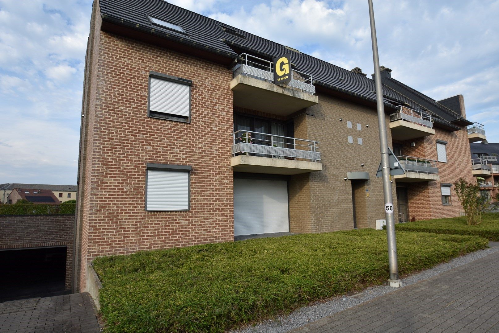 Ruim en luchtig Duplex appartement - 130 m² - met 3 slpk, bureauruimte, 2 terrassen en garage te Munsterbilzen foto {{pictureIndex}}